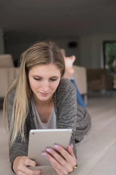 Ung kvinna använde tablet PC på golvet — Stockfoto