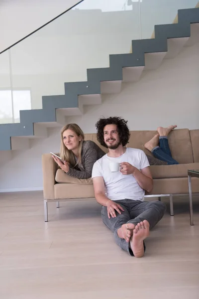 Casal relaxante em casa com computadores tablet — Fotografia de Stock