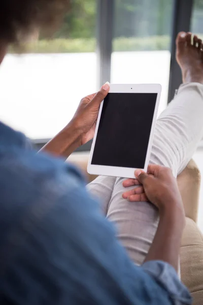 Afro-américaine femme à la maison avec tablette numérique — Photo