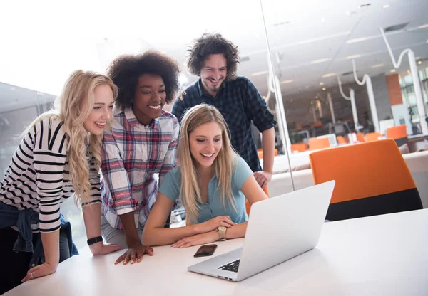 Equipo empresarial multiétnico de startups en la reunión —  Fotos de Stock