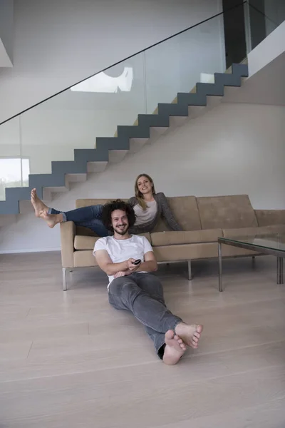 Jeune couple sur le canapé regarder la télévision — Photo