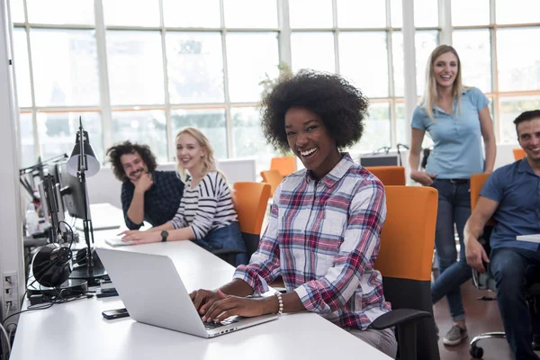 Mujer de negocios informal afroamericana que trabaja en la oficina — Foto de Stock