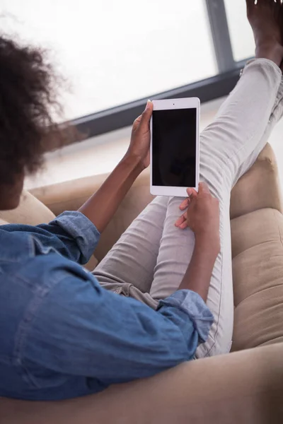 Mulher afro-americana em casa com tablet digital — Fotografia de Stock