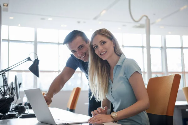 Groep jongeren werknemer werknemers met computer — Stockfoto