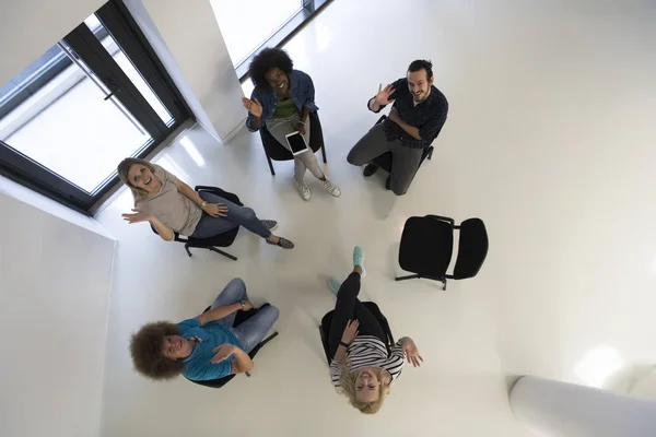 Equipe de negócios de inicialização multiétnica na vista superior da reunião — Fotografia de Stock