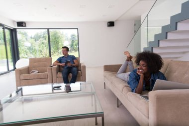 oturma odasında genç çok ırklı çift rahatlatır