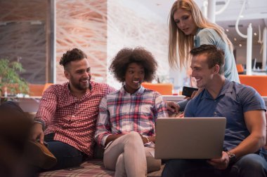 Çok ırklı bir girişim ekibi toplandı