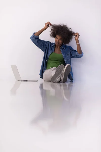 Жінка сидить на підлозі з ноутбука — стокове фото