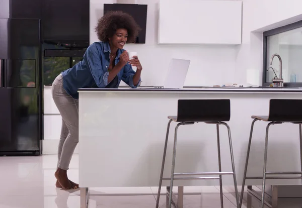 Lächelnde schwarze Frau in moderner Küche — Stockfoto