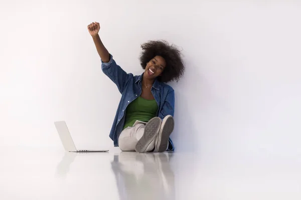 Dizüstü bilgisayar ile katta oturan Afrikalı-Amerikalı kadın — Stok fotoğraf