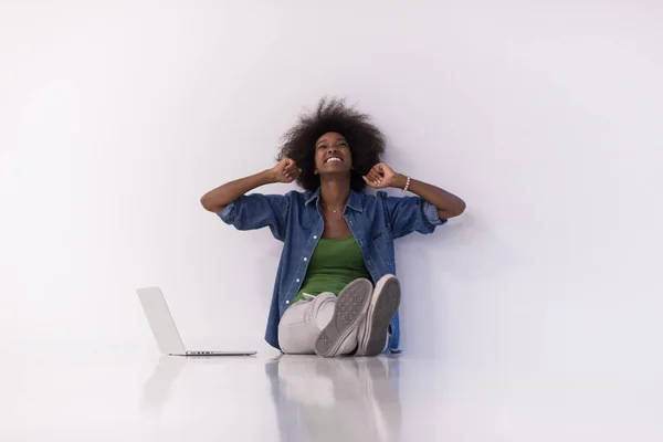 Afro-américaine femme assise sur le sol avec ordinateur portable — Photo