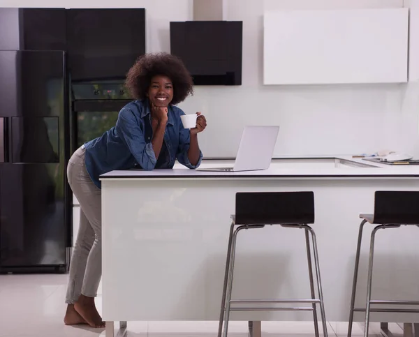 Smiling black woman in modern kitchen — Stock Photo, Image