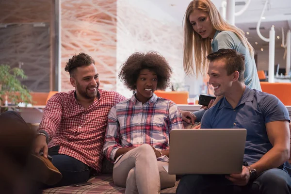 Çok ırklı bir girişim ekibi toplandı