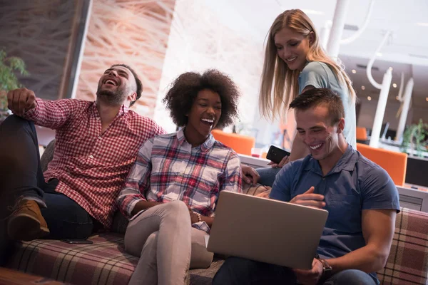 Equipo empresarial multiétnico de startups en la reunión — Foto de Stock