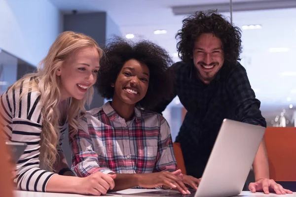 Equipe de negócios de inicialização multiétnica em reunião — Fotografia de Stock