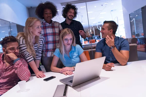 Equipe de negócios de inicialização multiétnica em reunião Imagem De Stock