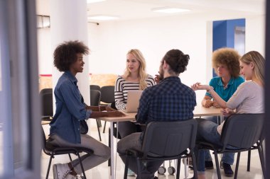 Çok ırklı bir girişim ekibi toplandı