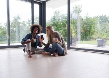 zemin ve içme kahve çok ırklı kadın oturup