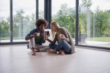 zemin ve içme kahve çok ırklı kadın oturup