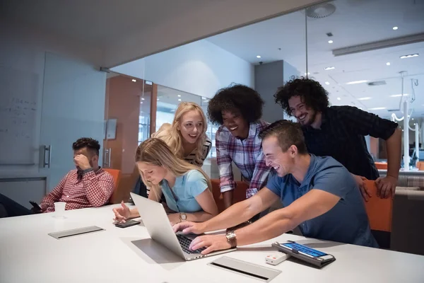 Equipo empresarial multiétnico de startups en la reunión — Foto de Stock