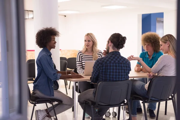 Çok ırklı bir girişim ekibi toplandı