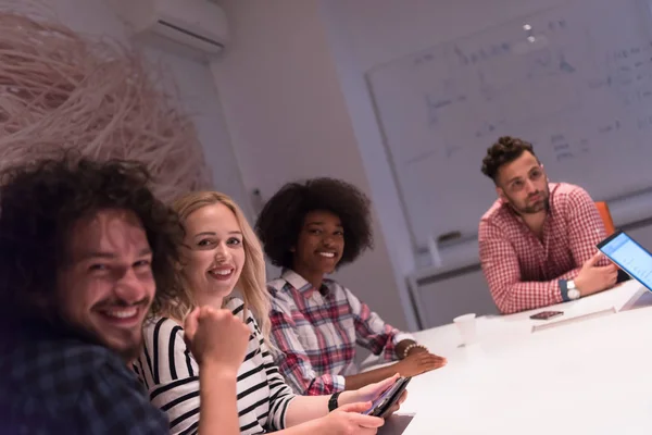 Equipo empresarial multiétnico de startups en la reunión — Foto de Stock