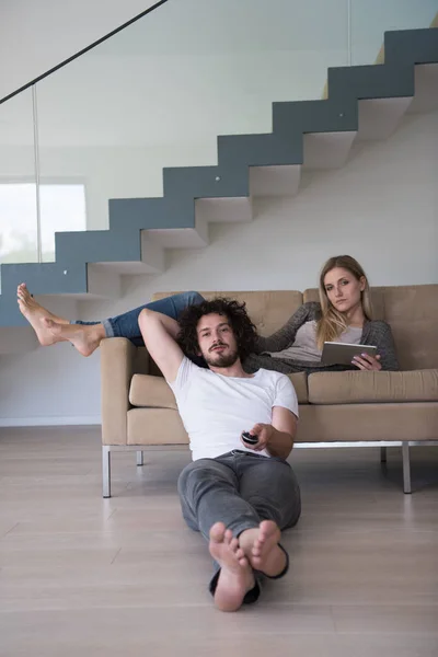 Jovem casal relaxa na sala de estar — Fotografia de Stock