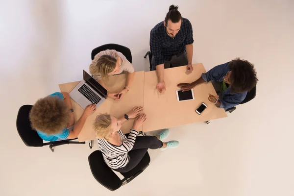 Többnemzetiségű startup üzleti csapat a találkozó felülnézet — Stock Fotó