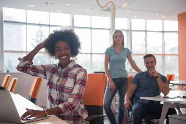 African American informele zakenvrouw werken op kantoor — Stockfoto