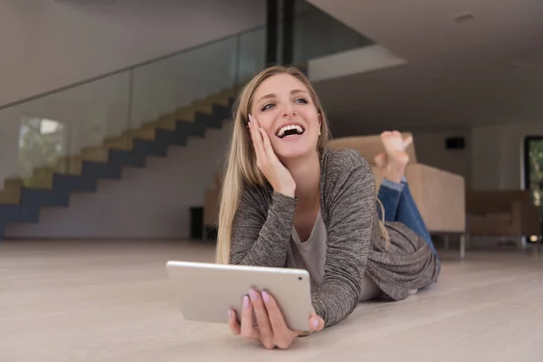 Ung kvinna använde tablet PC på golvet — Stockfoto