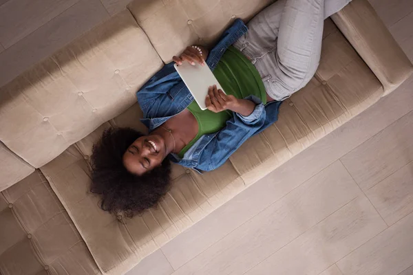 Mujer afroamericana en casa con tableta digital vista superior —  Fotos de Stock