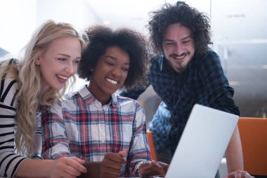 Çok ırklı bir girişim ekibi toplandı