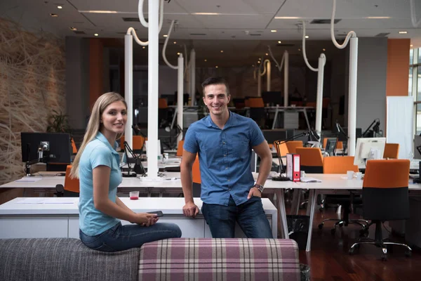 Existenzgründerpaar in einem modernen Büro — Stockfoto