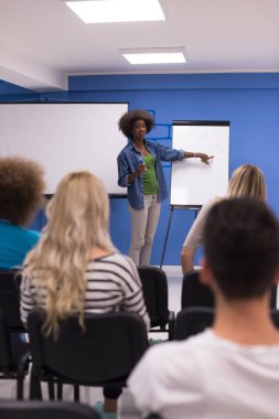 Siyahi Kadın Sözcü Seminer Kurumsal Toplantı Konsepti