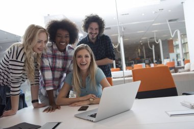 Çok ırklı bir girişim ekibi toplandı