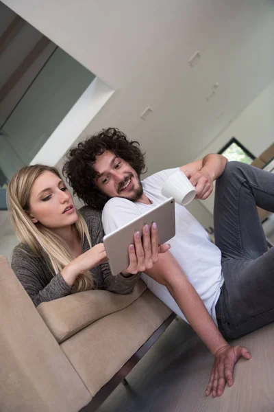 Couple relaxant à la maison avec tablettes — Photo