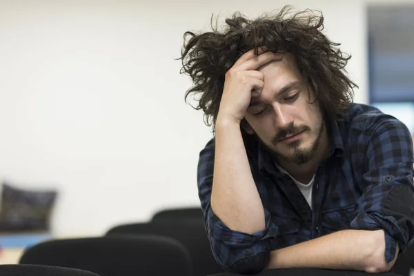 Un estudiante se sienta solo en un aula —  Fotos de Stock