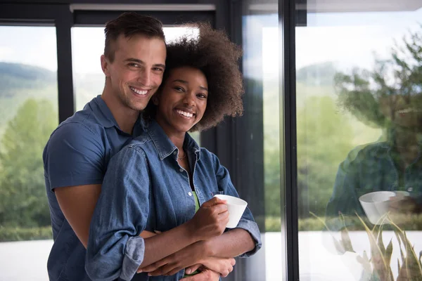 Romantisches glückliches junges Paar entspannen in modernem Haus drinnen — Stockfoto