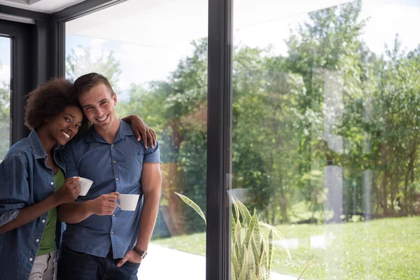 Romantische gelukkige jonge paar ontspannen binnenshuis thuis moderne — Stockfoto