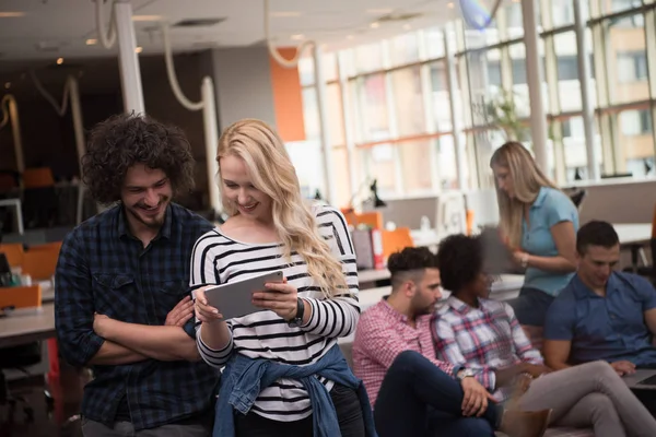 Multi-etnisch opstarten bedrijf team op het voldoen aan twee in voorkant van de — Stockfoto