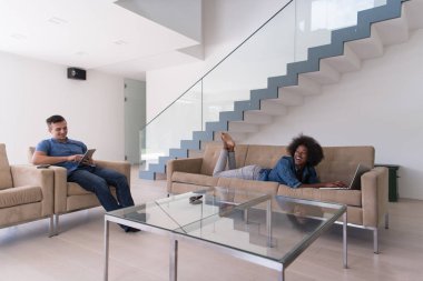 oturma odasında genç çok ırklı çift rahatlatır