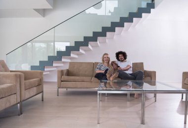 Televizyon izlerken koltukta genç Çift