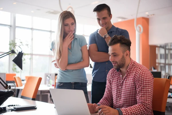 Gruppo di giovani lavoratori dipendenti con computer — Foto Stock