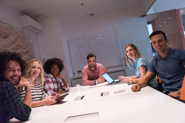 Multi-etnische startup business team op vergadering — Stockfoto