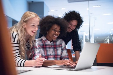 Çok ırklı bir girişim ekibi toplandı