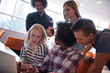 Çok ırklı başlangıç iş takım