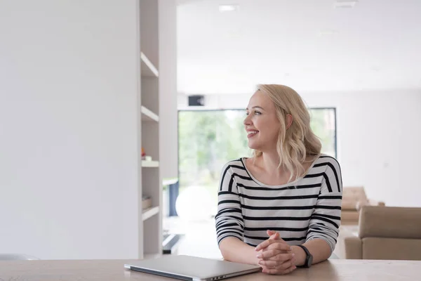 Jeune femme avec ordinateur portable à la maison — Photo