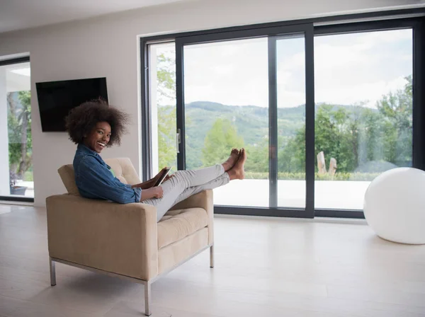 Mulher afro-americana em casa com tablet digital — Fotografia de Stock