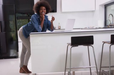 modern mutfak gülümseyen siyah kadın