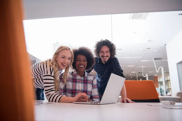 Equipo empresarial multiétnico de startups en la reunión — Foto de Stock